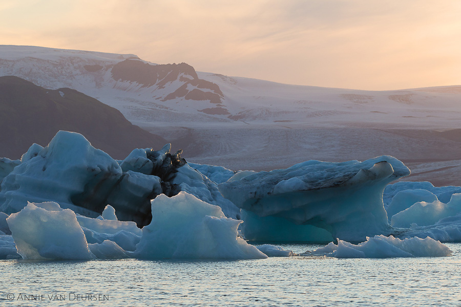 Het ijsschotsenmeer Jökulsárlón bij zonsondergang. Vatnajökull.
