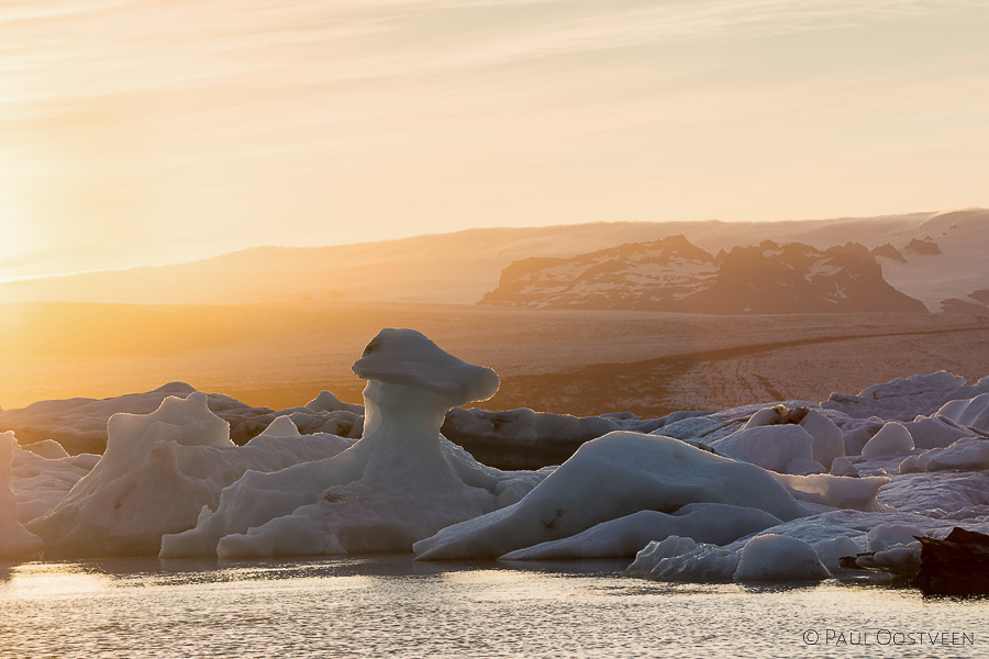 Zonsondergang bij het ijsschotsenmeer Jökulsárlón aan de voet van de gletsjer Vatnajökull.