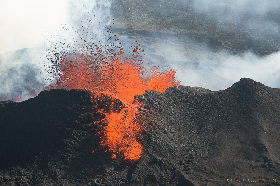 Lava stroomt over kraterrand bij uitbarsting van de vulkaan Bárdarbunga in Holuhraun in IJsland in 2014.