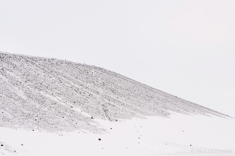 Vulkaan Hverfell (Hverfjall) in Mývatn bedekt met sneeuw.