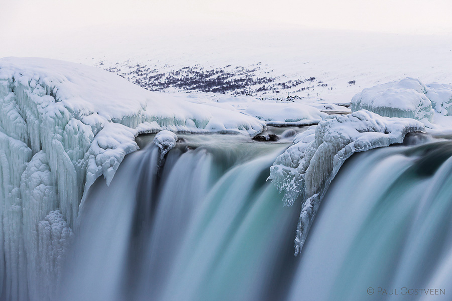 Bevroren waterval Godafoss in de sneeuw (IJsland). Frozen Godafoss waterfall in the snow (Iceland).