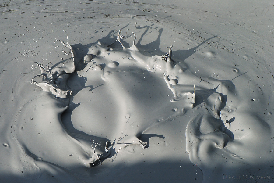 Kokende modderpoel in het hete bronnen gebied Hverir (Námaskarð) bij Mývatn in IJsland. Boiling mud pool in hot spring area Hverir (Námaskarð).