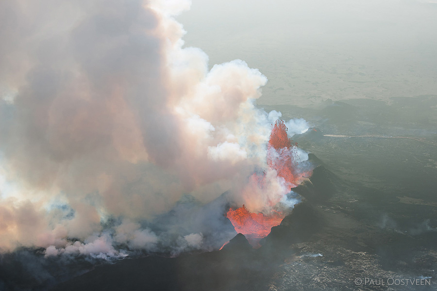 Lava spuit omhoog bij uitbarsting van de vulkaan Bárdarbunga in Holuhraun, IJsland in 2014.