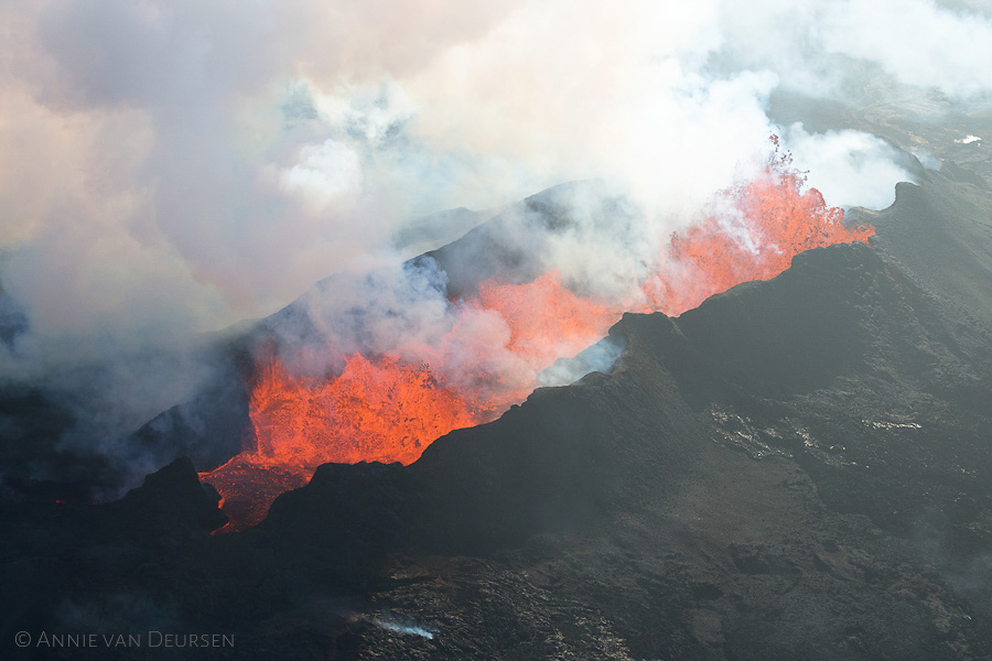 Kokende lava  bij uitbarsting van vulkaan Bárdarbunga in Holuhraun  in IJsland in 2014.