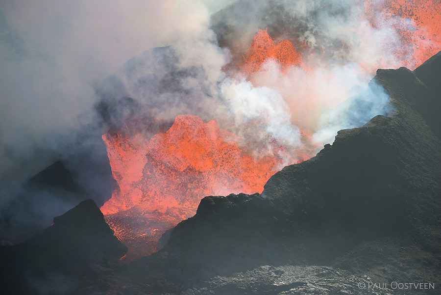 Lava kolkt en spuit bij uitbarsting van de vulkaan Bárdarbunga in Holuhraun, IJsland in 2014.