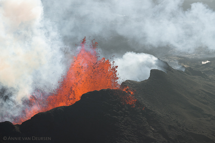 Kokende lava  bij uitbarsting van vulkaan Bárdarbunga in Holuhraun in IJsland in 2014.