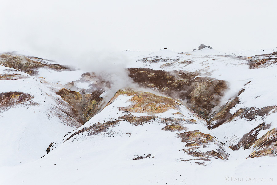 Berg Namaskard bij het hete bronnen gebied Hverir bij Mývatn, bedekt met sneeuw.