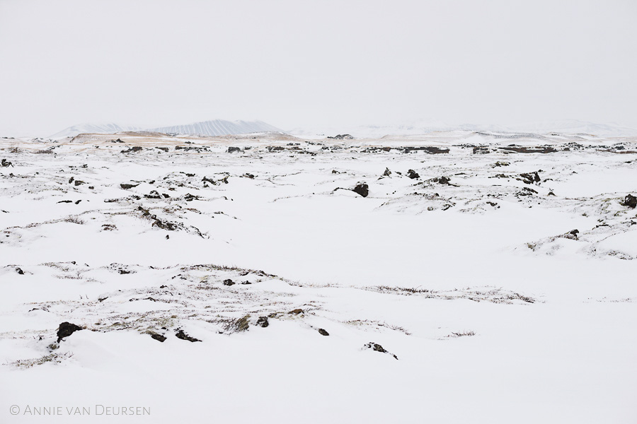 Vulkaan Hverfell (Hverfjall)  bij Mývatn in de sneeuw.
